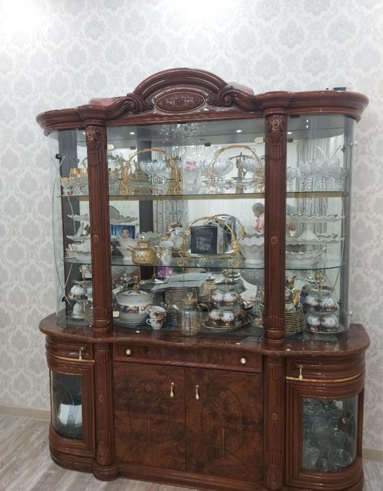 Сервант и комод с зерколой