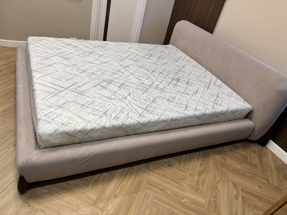 Новый кровать с матрасом