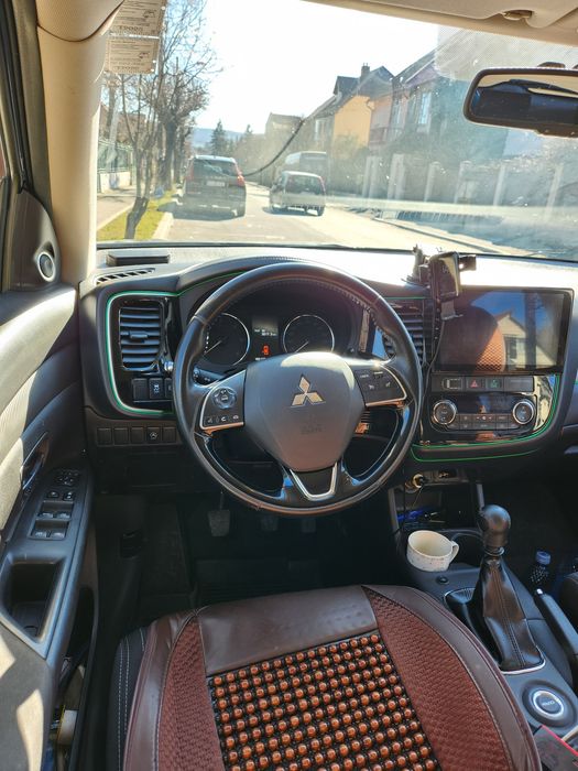 Vand  mitsubishi outlander 2016 sau schimb cu hibrid suv