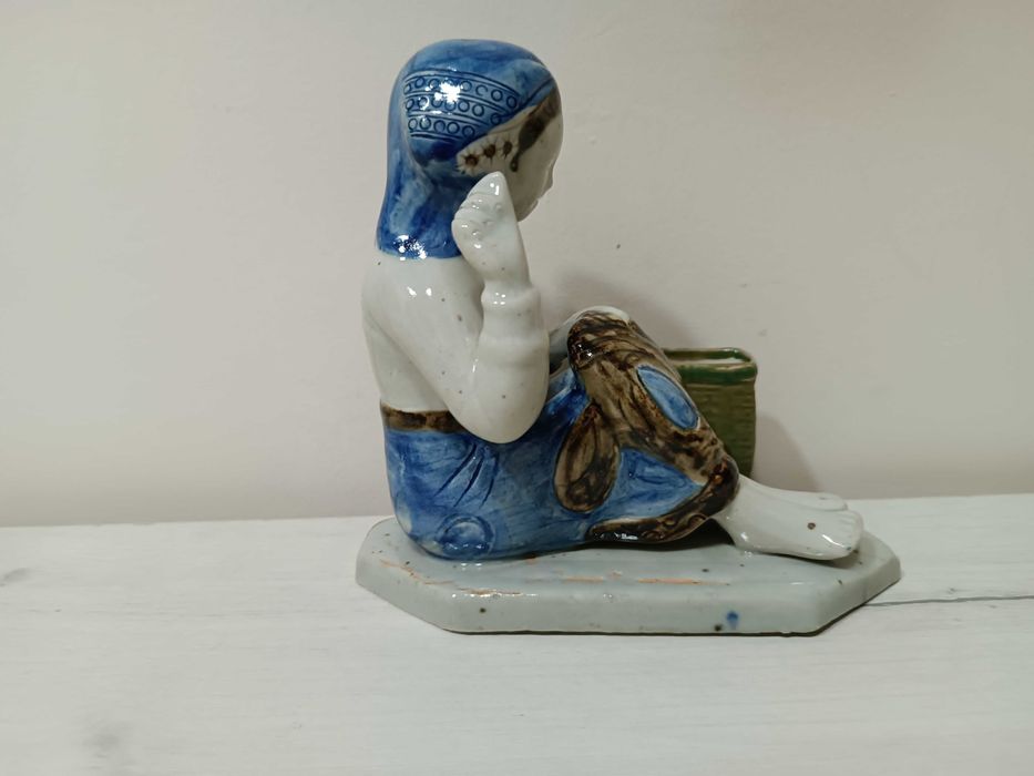 Статуэтка "Девушка за вышиванием". Старый Китай. Фарфор. Роспись.