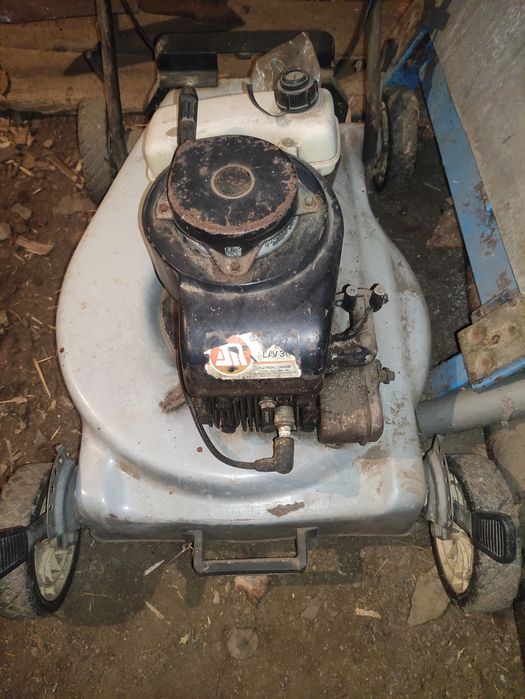 Masina de tuns iarba / gazonul defecta