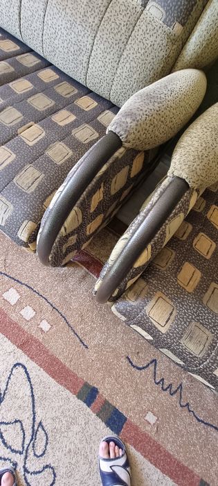Срочно продам прочный диван с креслом