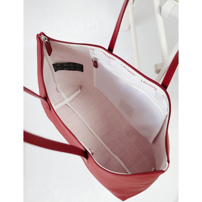 Сумка бренда Lacoste