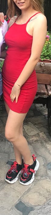 Къса рипсена рокля по тялото