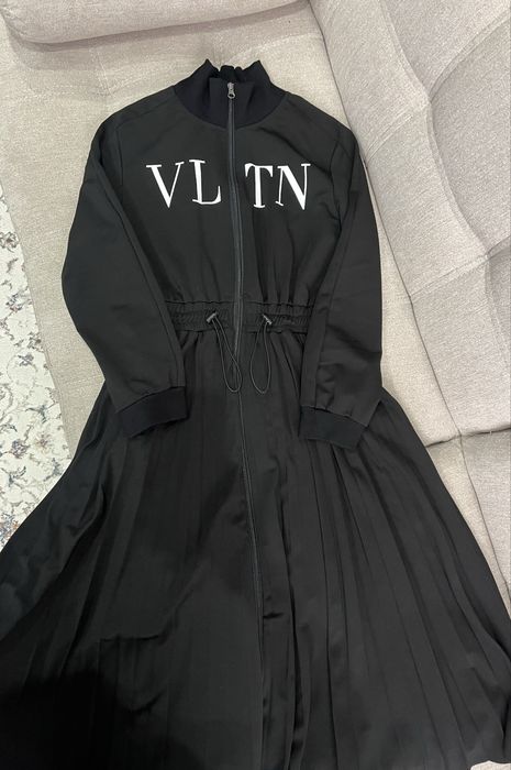 Красивое женское платье длины миди