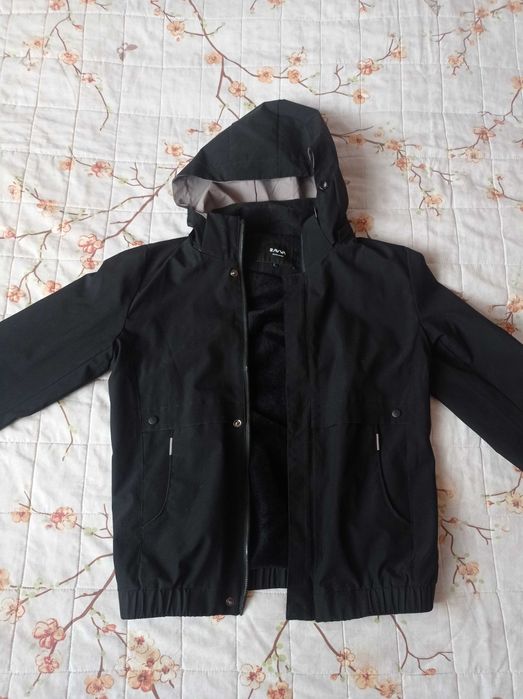 Хорошая куртка-ветровка с мехом