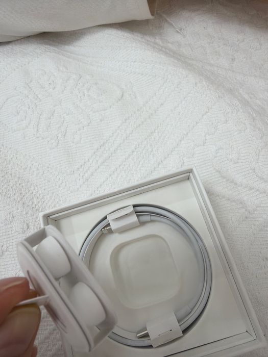 Продам наушники Airpods