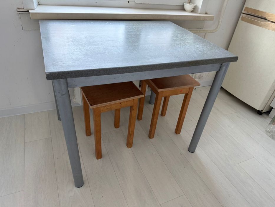 Продается стол со стулями