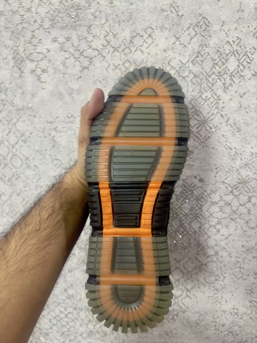 Нубуковый ботинка с видом кроссовки