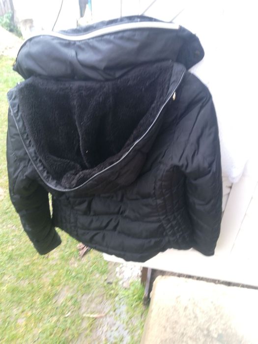 Geaca neagra de iarna cu gluga și decorați aurii