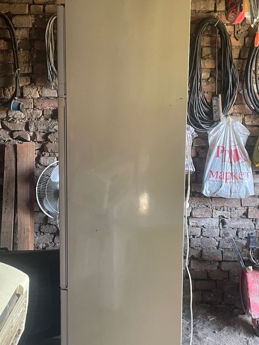 Продавам   Голям хладилник.Русе