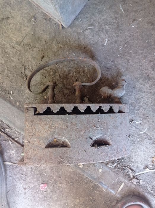 Старинный чугунный утюг