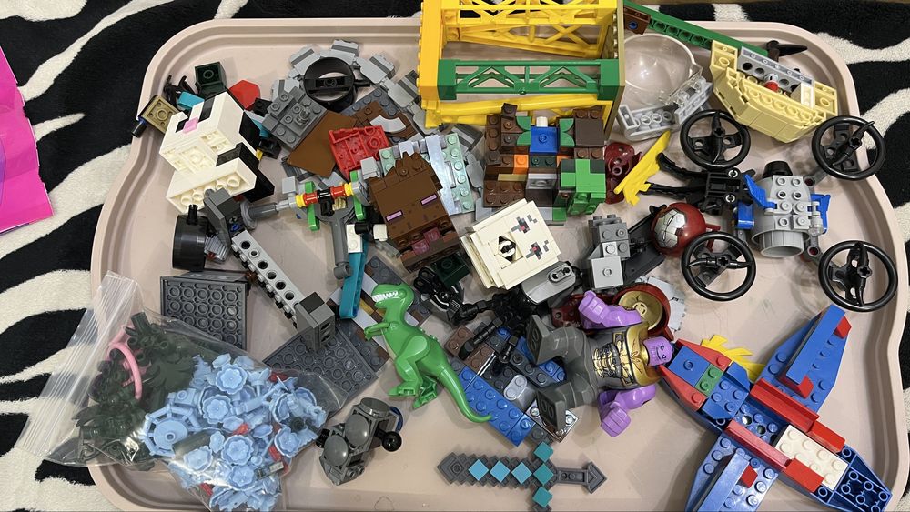 Большой набор конструктора типа LEGO