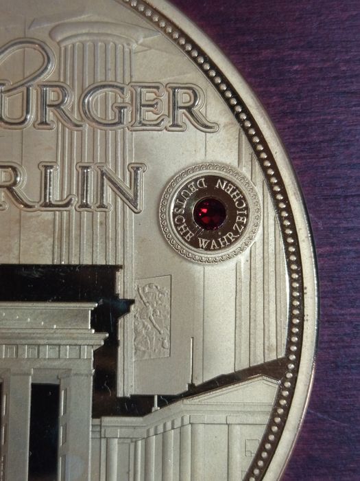 Голям позлатен плакет