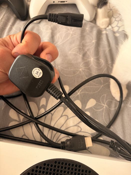 Xbox Series S 512gb+ 2 геймпада с акумулатори и кабели