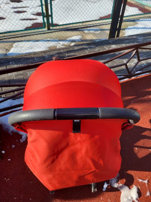 Детская красная коляска