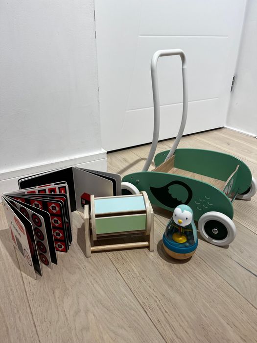 Set jucarii si premergator bebe