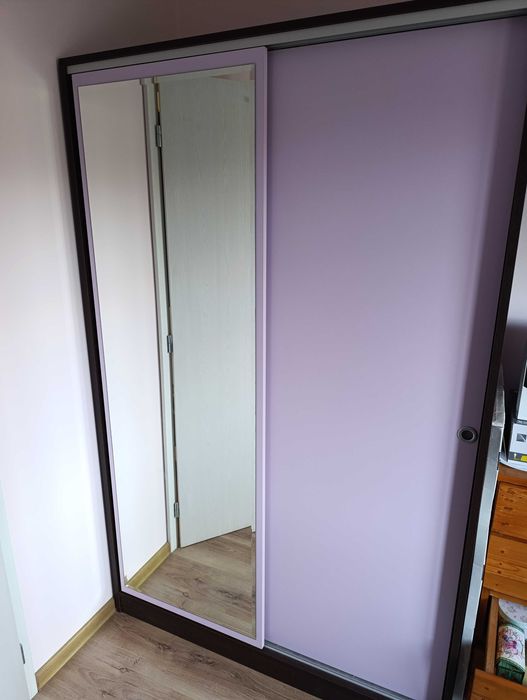 Двукрилен гардероб с плъзгащи врати.