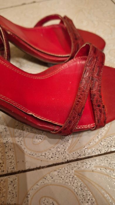 Червени кожени сандали с ток – характер и стил