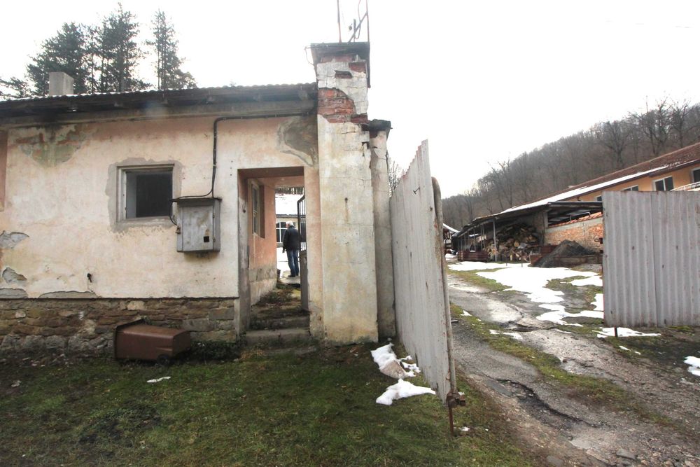 Дава се под наем Промишлена сграда в Габрово, Дядо Дянко - 180 кв.м за 408 € - Снимка #2