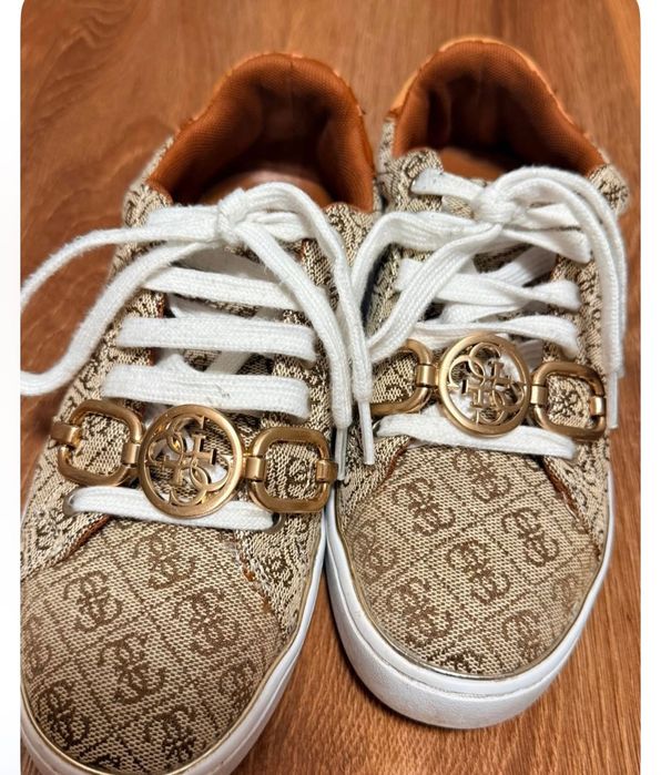 2 чифта обувки на Guess