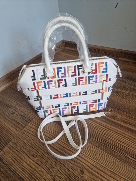 Страхотна дамска чанта  среден размер