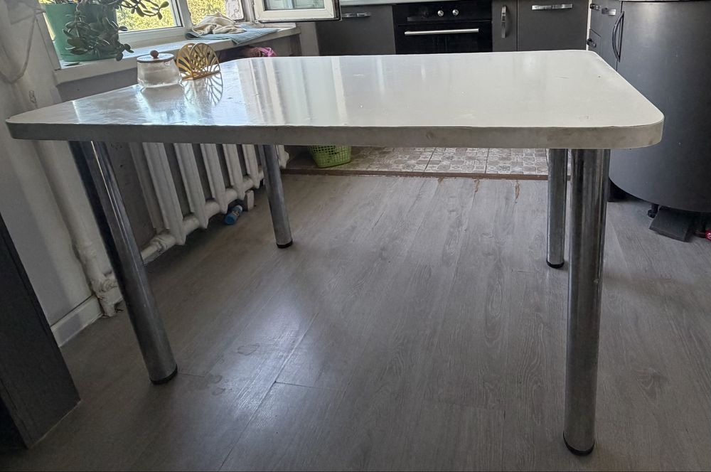 Продам кухонный стол и 4 стула
