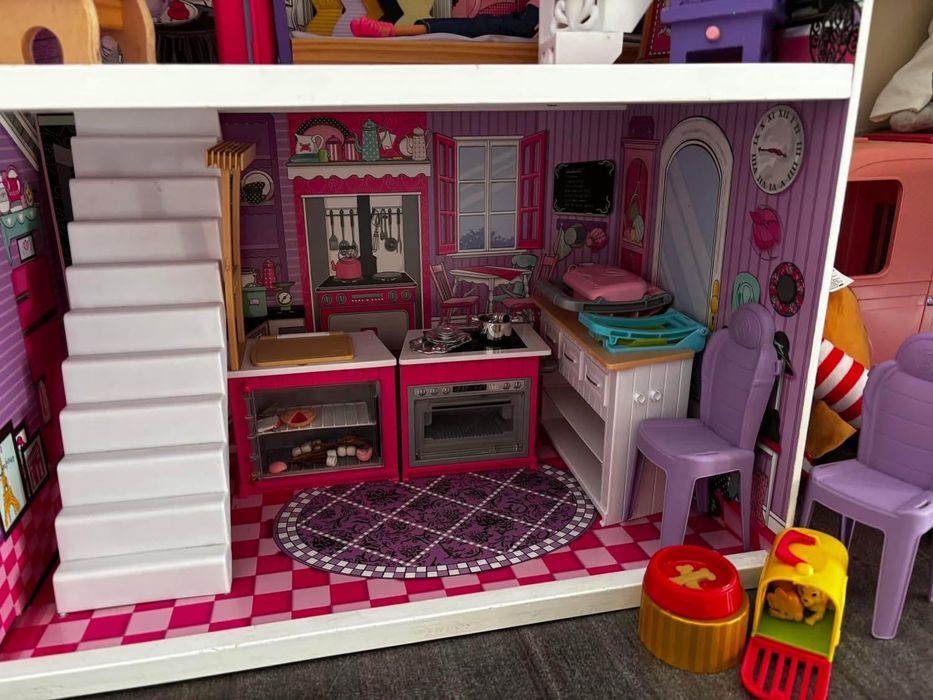 Casuta fetite cu mobilier si accesorii