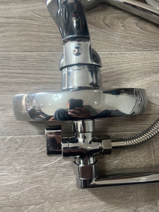 Продам смеситель для ванны