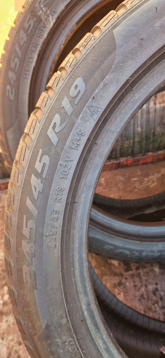 2 Anvelope Pirelli 245 45 R19 la 250 lei ambele.  M+S