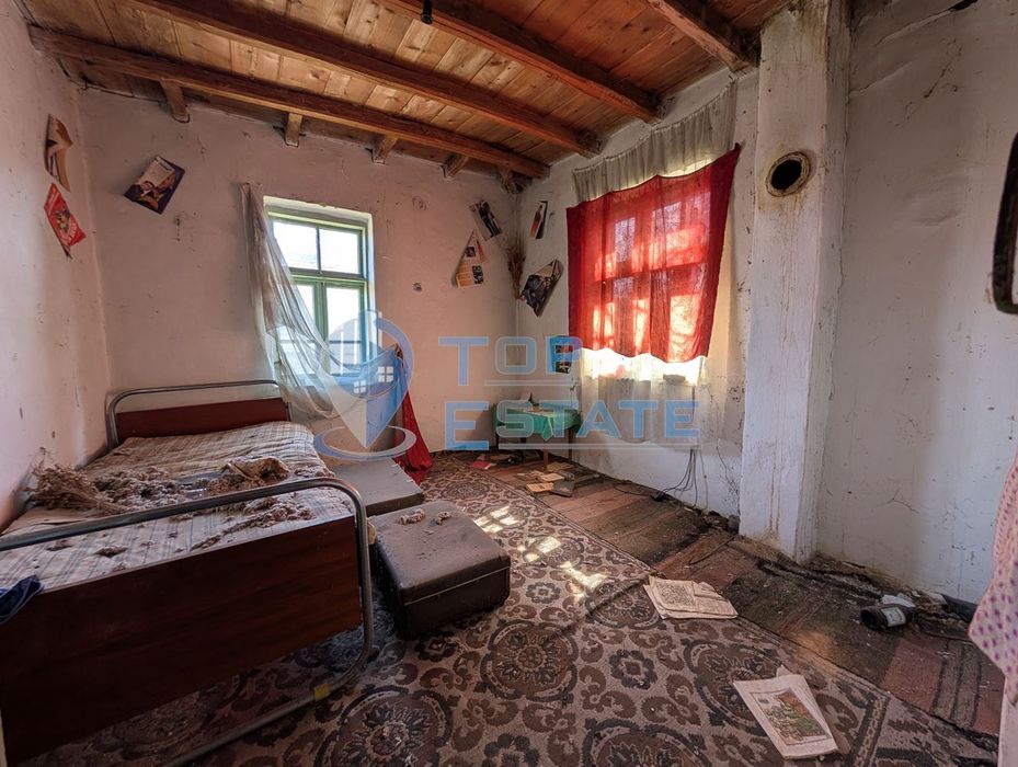 Парцел със стара двуетажна къща в село Ново село