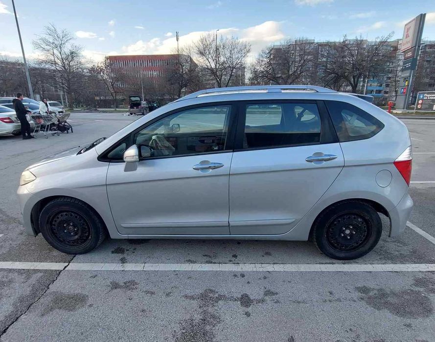Продавам Honda FR-V 2.2D. в много добро състояние.