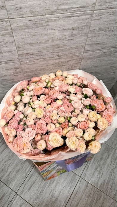 Большой букет пионовидных кустовых роз