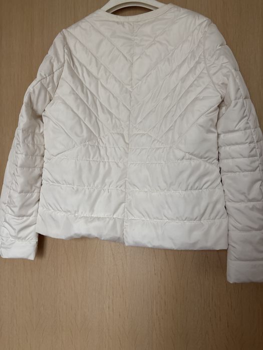 Бяло яке напълно запазено.