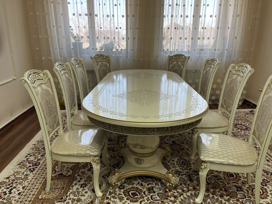 Стол вместе со стульями