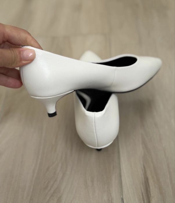 Белые туфли на низком каблуке