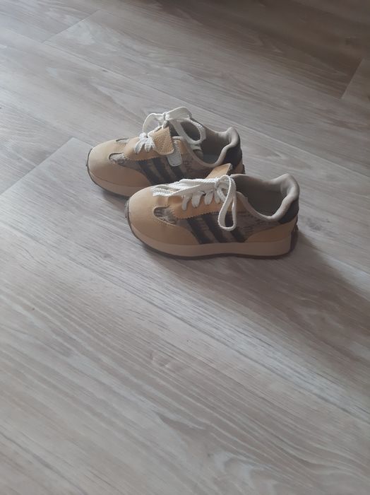 Продам кроссовки на девочку