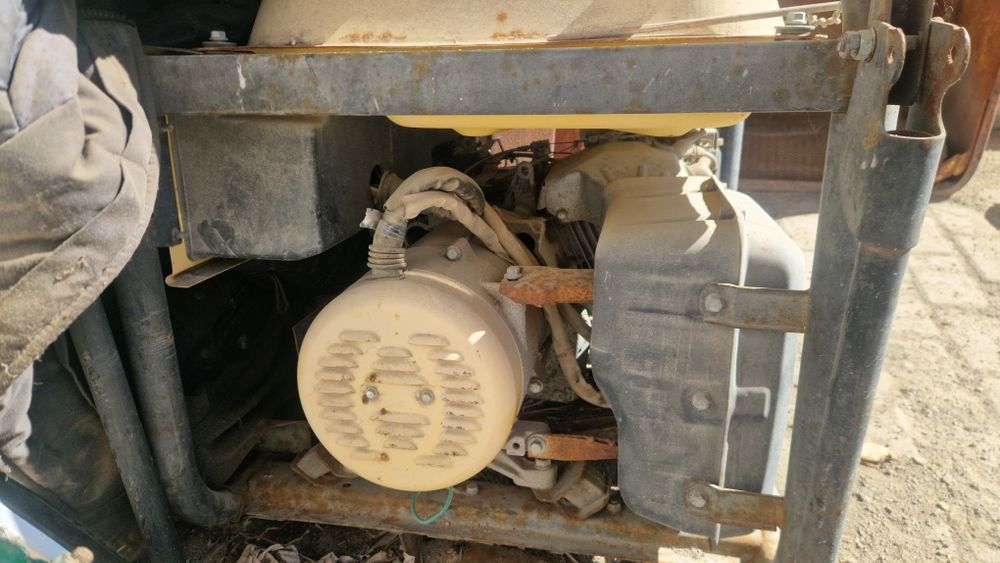 Продам бензиновый генератор