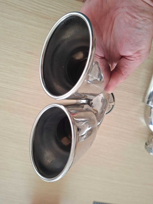 Чифт двойно хромирани накрайници за изход.