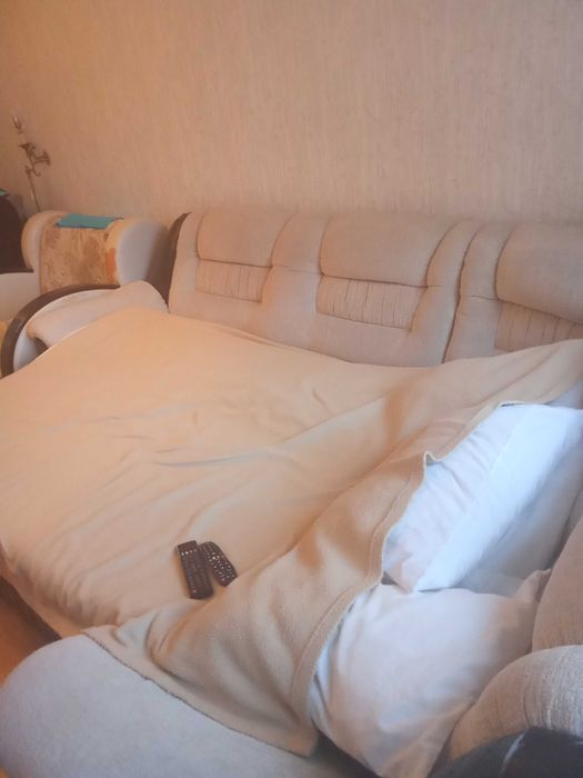 Продам диван срочно.