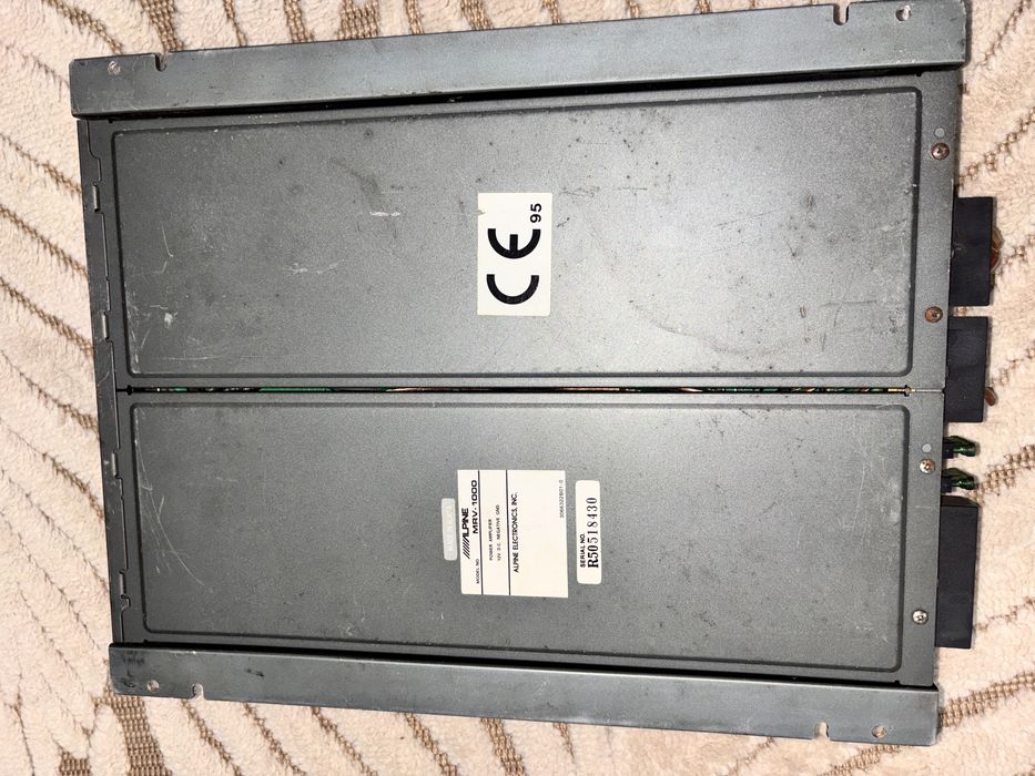 Amplificator auto produs de Alpine, modelul MRV-1000.