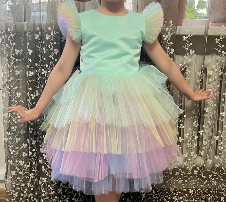 Продам платье красивое для девочки