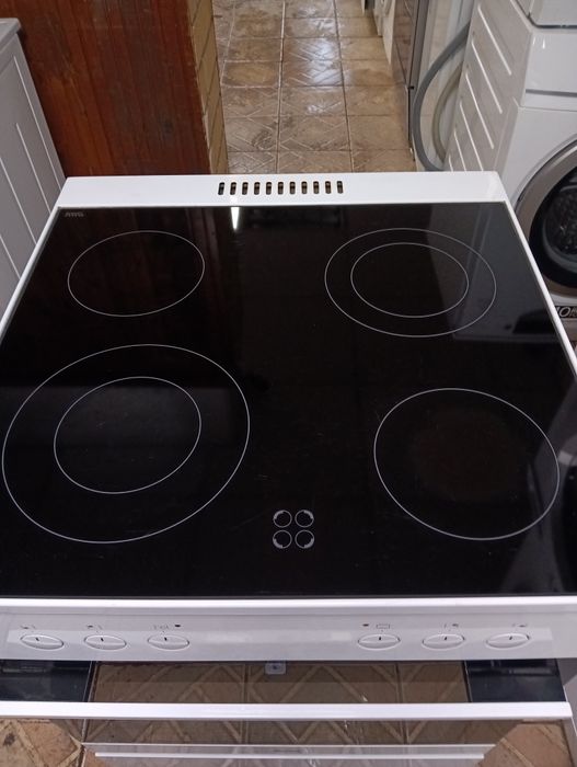 Свободно стояща печка с керамичен плот Gram с две години Гаранция!