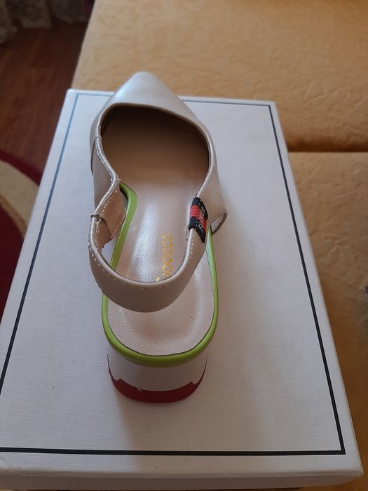 Босоножки  бежевый