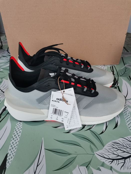 Нови маратонки Adidas Avryn