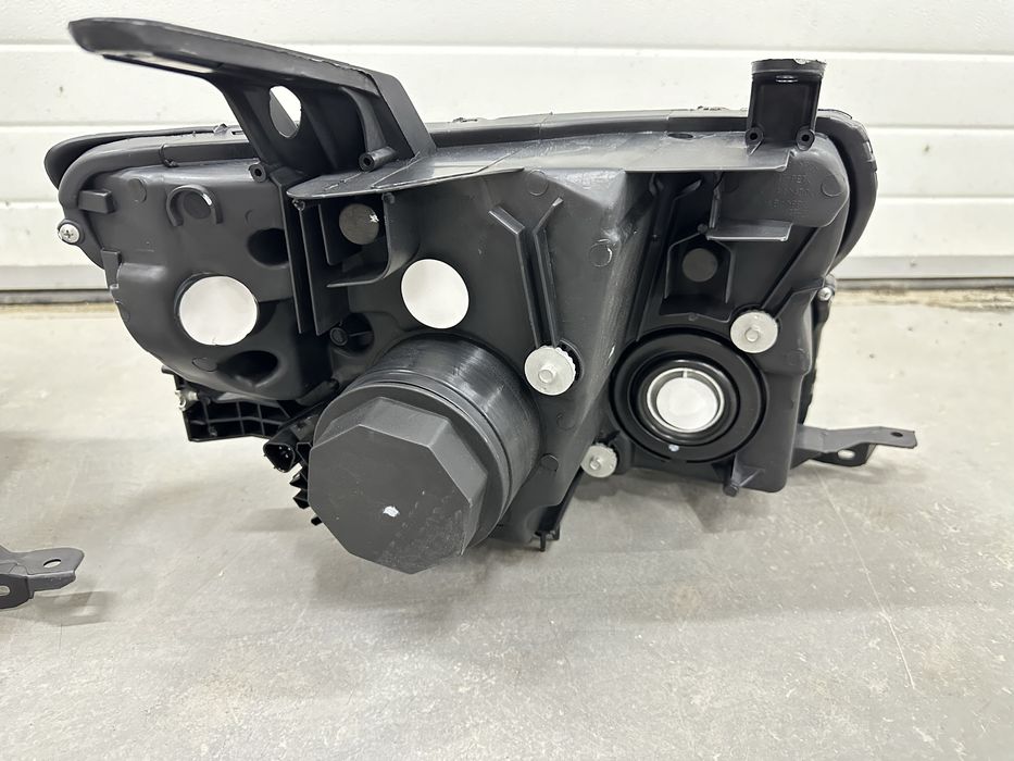 Фара передняя  Паджеро 4