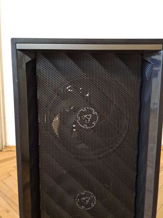 Геймърски компютър с стилен дизайн.