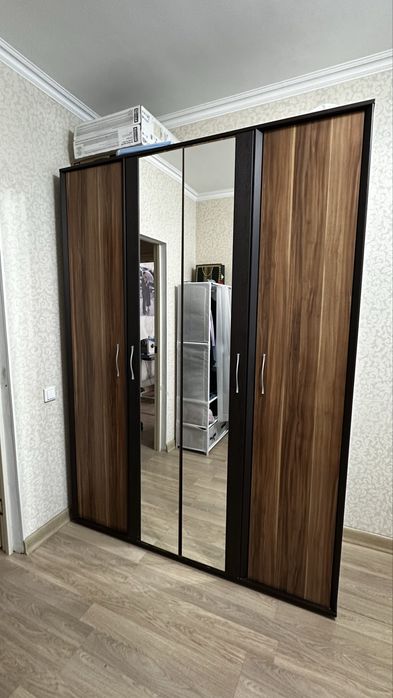 Вместительный шкаф с зеркалами