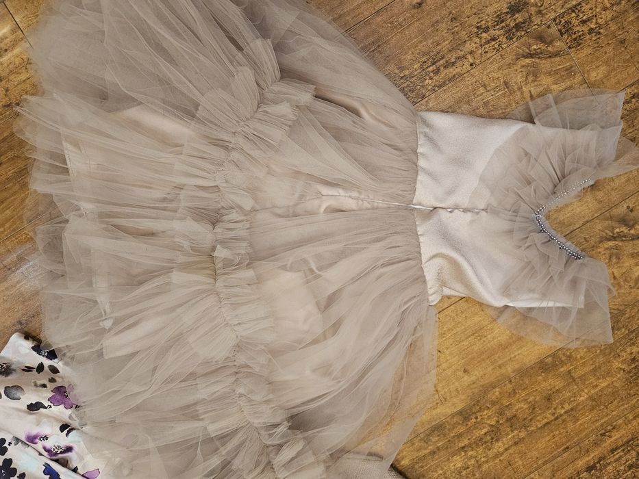 Нарядные платья  9-10 лет рост 140см.