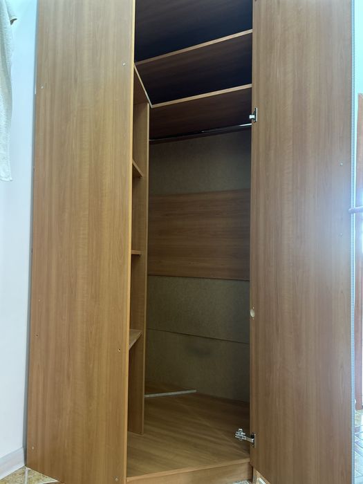 Продаю угловой шкаф для одежды